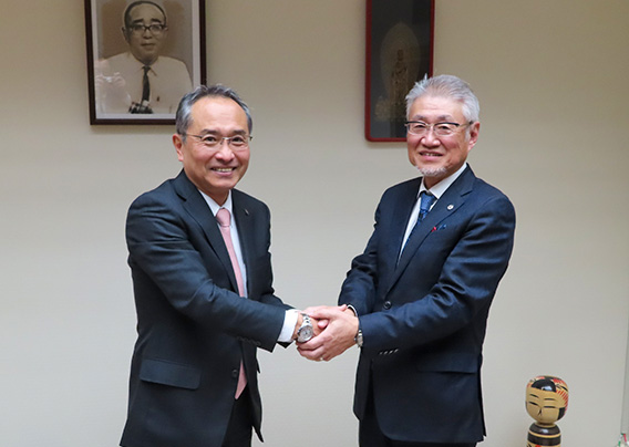 左 二瓶克博理事長、右 本間正樹会長