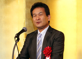 辛坊治郎氏