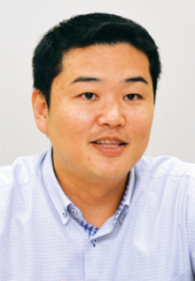 新貝英生 係長