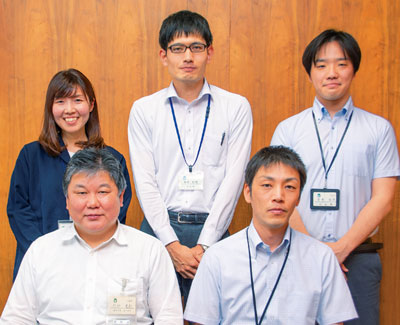 前列 左から川口克仁課長、西浦剛平上席主査 後列 左から白井里奈さん、福井佑樹主査、宮本浩児さん