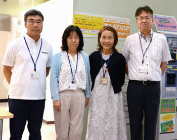 写真左から、福井さん、中北さん、野村さん、中川課長）