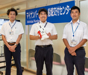 写真左から、上村係長、藤戸課長、長谷川主査