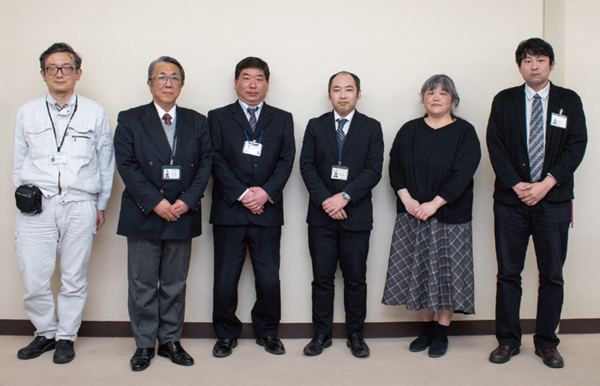 写真左から、阿美副主幹、石川課長、松本主幹、小林主査、阿久津室長補佐、樋口主査