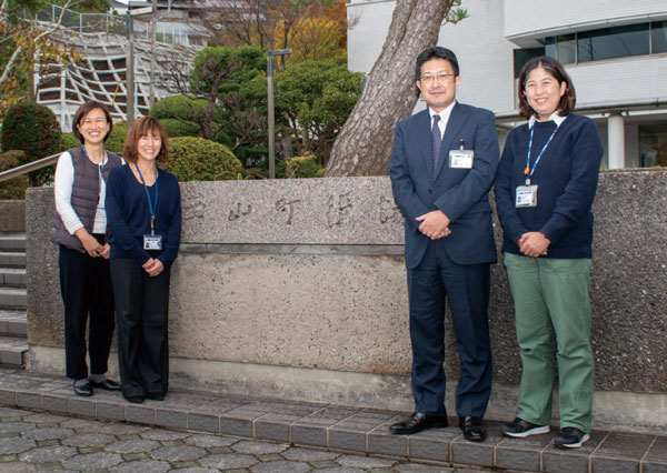 写真左から中込係長、山内主任、内藤課長、柏木課長補佐