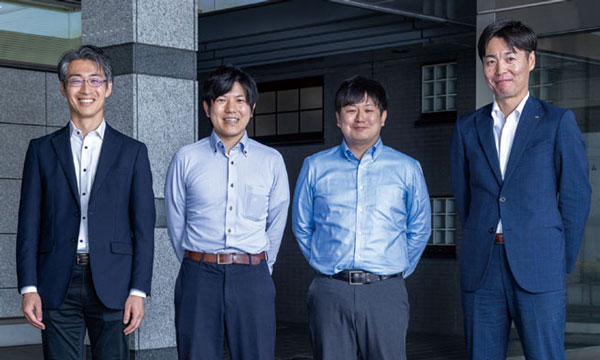 写真左から、福富課長補佐、豊田係長、武田主任、篠崎