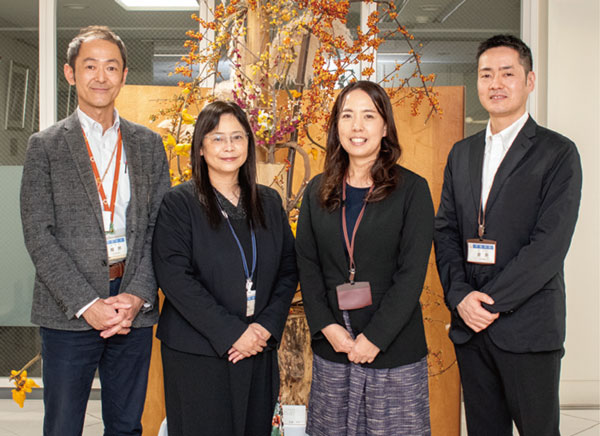 左から、細野課長、松本課長補佐、齋藤係長、金井係長
