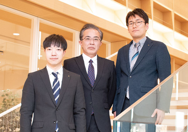 左から、中村主事、仁平課長、石崎係長