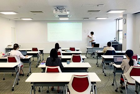 社内研修時の座席間隔の確保