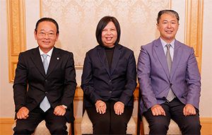 ソーラダ副事務次官を囲んで、坂本会長と井上会員(右)