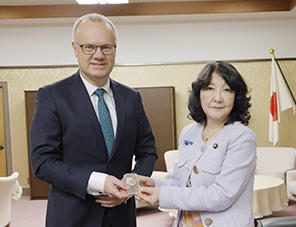 片山さつき大臣(右)とロバート・マイヤー理事長