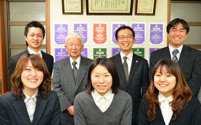 浅野会員と父親の幸彦さんを囲んで職員の皆さんと