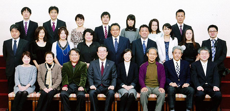創立25周年記念祝賀会に参加した現職員・元職員の皆さん(前列左から4番目は馬越会員)