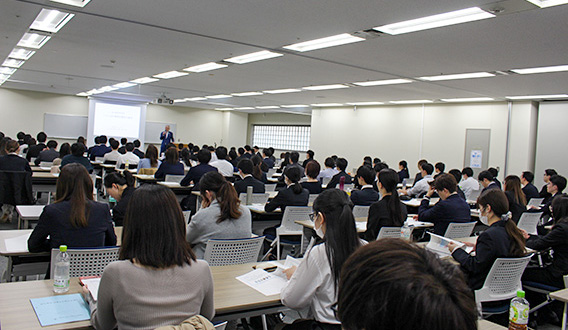 総勢100名の新入職員が聴講
